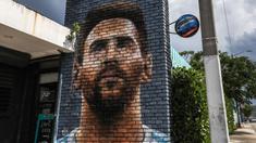 Mural wajah Lionel Messi yang berada di salah satu jalan di Miami, Amerika Serikat. Messi memutuskan untuk bergabung dengan klub MLS, Inter Miami, pada Rabu (7/6/2023). (AFP/Giorgio Viera)