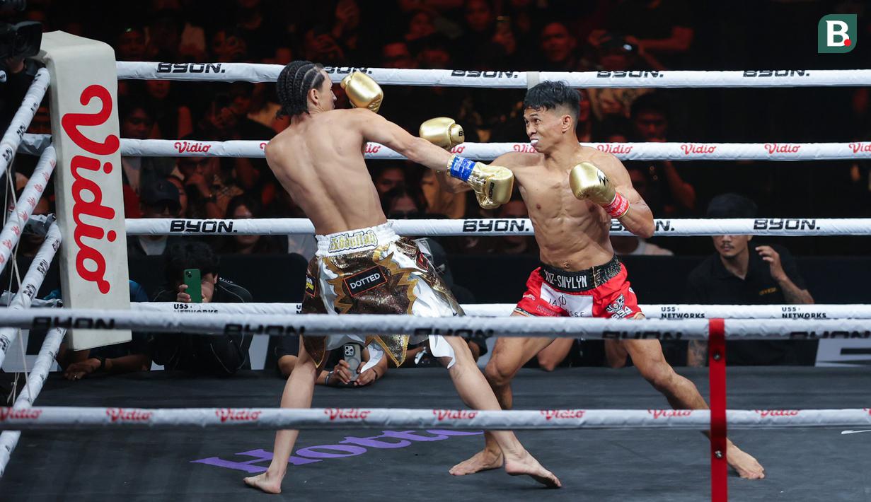 Petarung Indonesia, Ronal Siahaan, saat melawan petarung Malaysia, Putra Abdullah, pada pertandingan Byon Combat Showbiz Vol. 6 di Tennis Indoor Senayan, Jakarta, Sabtu (22/10/2025). (Bola.com/M Iqbal Ichsan)