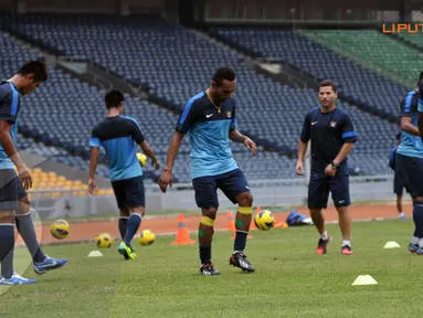 Gelandang serang Timnas Indonesia Titus Bonai (tengah) berlatih serius di bawah arahan asisten pelatih Osvaldo Lesa (Liputan6.com/ Helmi Fithriansyah)
