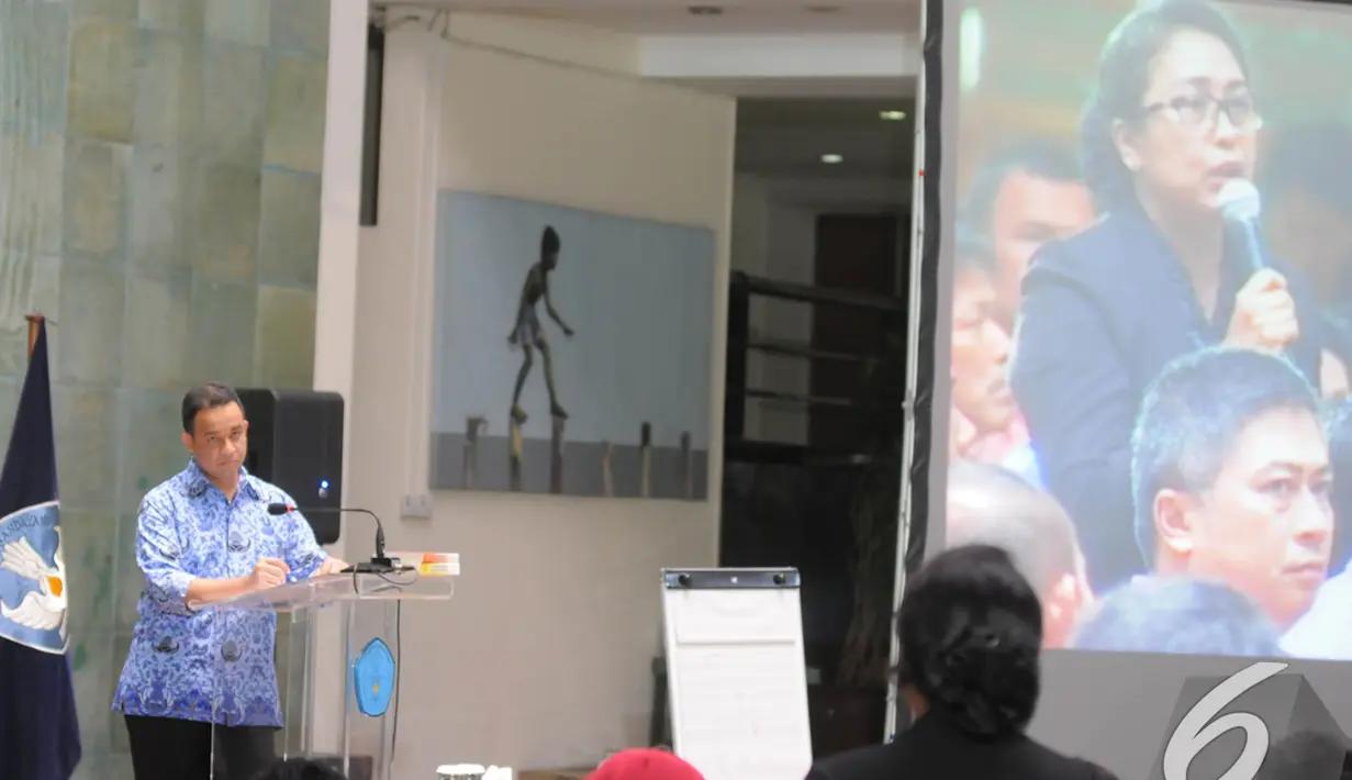 Mendikbud Anies Baswedan mendengarkan pertanyaan seorang guru di Aula Ki Hajar Dewantara, Kantor Kemendikbud, Senayan, Jakarta. Foto diambil pada Senin (1/12/2014). (Liputan6.com/Herman Zakharia)