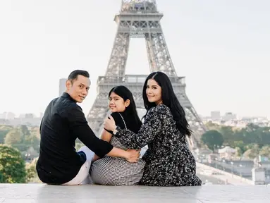 Annisa Pohan, perempuan yang mengawali karier sebagai model ini tengah menikmati keindahan kota Paris. Dengan pemandangan menara Eiffel, Annisa duduk bersama anak dan suaminya terlihat begitu mesra. (Liputan6.com/IG/@annisayudhoyono)