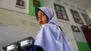 Seorang siswa membawa nampan berisi makanan yang dipasok oleh program Makan Bergizi Gratis (MBG) di sebuah sekolah dasar di Banda Aceh pada Kamis 30 Oktober 2025. Program ini menyasar peserta didik dari jenjang PAUD hingga SMA/sederajat. (CHAIDEER MAHYUDDIN/AFP)