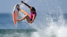 Peselancar AS, Courtney Conlogue melakukan lompatan sehari sebelum dimulainya kejuaraan dunia surfing dari Liga Selancar Dunia (World Surf League) di Pantai Keramas Kabupaten Gianyar, Bali, Minggu (12/5/2019). Ajang itu akan diselenggarakan mulai 13-25 Mei 2019. (SONNY TUMBELAKA/AFP)