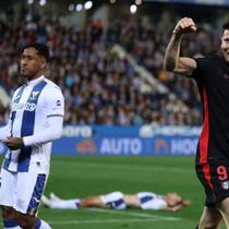 Pemain depan Barcelona asal Polandia #09 Robert Lewandowski merayakan gol bunuh diri bek Leganes asal Spanyol #03 Jorge Saenz&nbsp;dalam pertandingan LaLiga Spanyol 2024/2025 antara&nbsp;Leganes SAD&nbsp;melawan Barcelona di Estadio Municipal de Butarque pada Minggu (13/4/2025) dini hari WIB. (Thomas COEX / AFP)