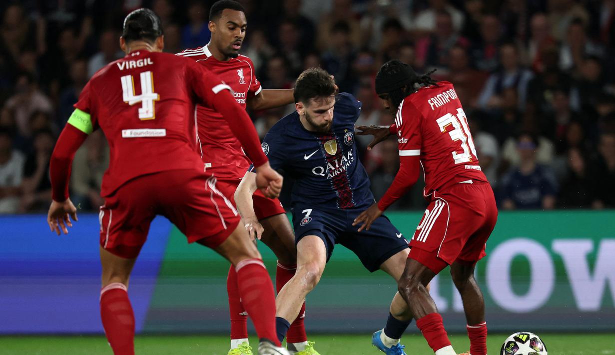 Performa winger asal Georgia itu kembali mencuri perhatian sepanjang pertandingan. Ia tak hanya mencetak gol, tetapi juga aktif menciptakan peluang dan membantu pertahanan tim. (AFP/Anne-Christine)