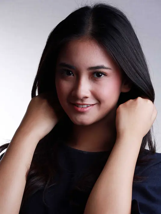 Dalam wawancaranya dengan Bintang.com di SCTV Tower, Jakarta Pusat, Selasa (11/8/2015), gadis cantik ini mengaku ‘nervous’ bermain di film pertamanya. (Deki Prayoga/Bintang.com)