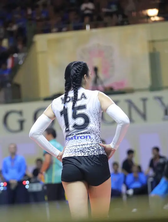 Pevoli yang memulai kariernya pada usia 12 tahun menjelma menjadi primadona volleyball Indonesia saat ini. Foto-foto terbarunya saat bermain selalu banjir pujian dari warganet. Warganet terpesona dengan cantiknya sosok Yolla Yuliana. (Liputan6.com/IG/yollayuliana1515)