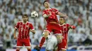 Pemain Bayern, Robert Lewandowski menjangkau bola saat duel dengan pemain Real Madrid pada leg kedua semifinal Liga Champions di Santiago Bernabeu stadium, Madrid, (1/5/2018). Madrid bermain imbang 2-2. (AP/Paul White)