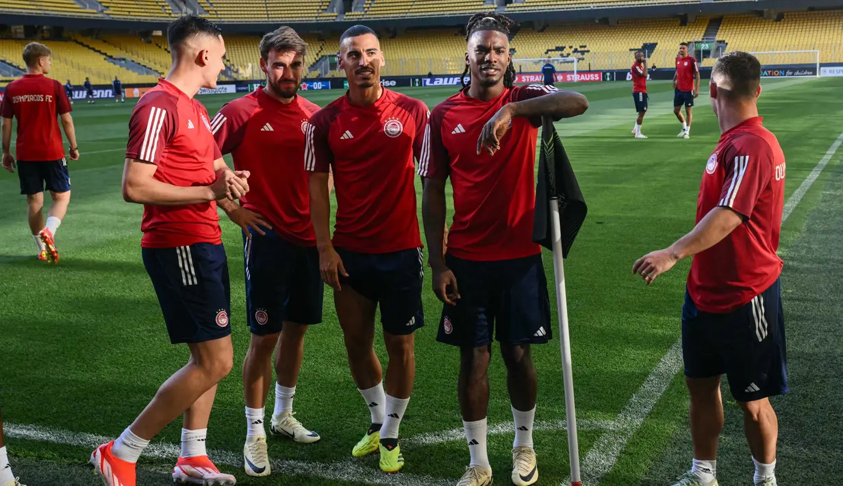Pasalnya, Stadion Aghia Sophia tidak terlalu jauh dari markas Olympiakos. (Angelos TZORTZINIS/AFP)