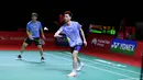 Pasangan ganda putra Malaysia Ong Yew Sin (kanan) dan Teo Ee Yi (kiri) saat melawan pasangan ganda putra Indonesia Kevin Sanjaya Sukamuljo dan Marcus Fernaldi Gideon pada babak semifinal bulu tangkis Indonesia Masters 2021 di Nusa Dua, Bali, Sabtu (20/11/2021). (Liputan6.com/HUMAS PP PBSI)