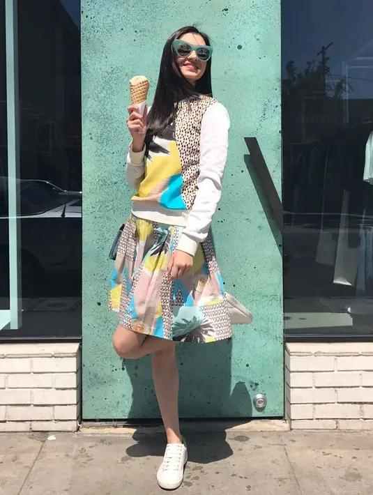 Tampak girly, namun tidak meninggalkan gaya sportynya. Dengan skirt dan kaus lengan panjang yang warnanya bisa dibilang tabrakan, namun tetap cocok dipakai aktris cantik yang satu ini. (Instagram/ralineshah)