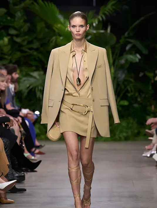 Koleksi ini banyak menggunakan warna-warna seperti cokelat, hitam, merah, putih, hingga hijau neon.  Michael Kors