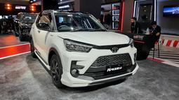 Toyota Raize merupakan salah satu small SUV dengan mesin turbo. Mobil ini didesain dan dikembangkan di Jepang sehingga menghasilkan tampilan ala global product negara maju. Keunggulan utama dari mobil ini terdapat di mesinnya. Unit 1KR-VET 1.000cc 3-silinder turbo bertenaga 98 PS dan torsi 140 Nm mampu memberikan performa kencang dengan keiritan BBM yang sangat baik. Mobil ini juga tersedia fitur keselamatan aktif Toyota Safety Sense. Raize dijual mulai dari Rp233 juta hingga Rp305,7 juta.