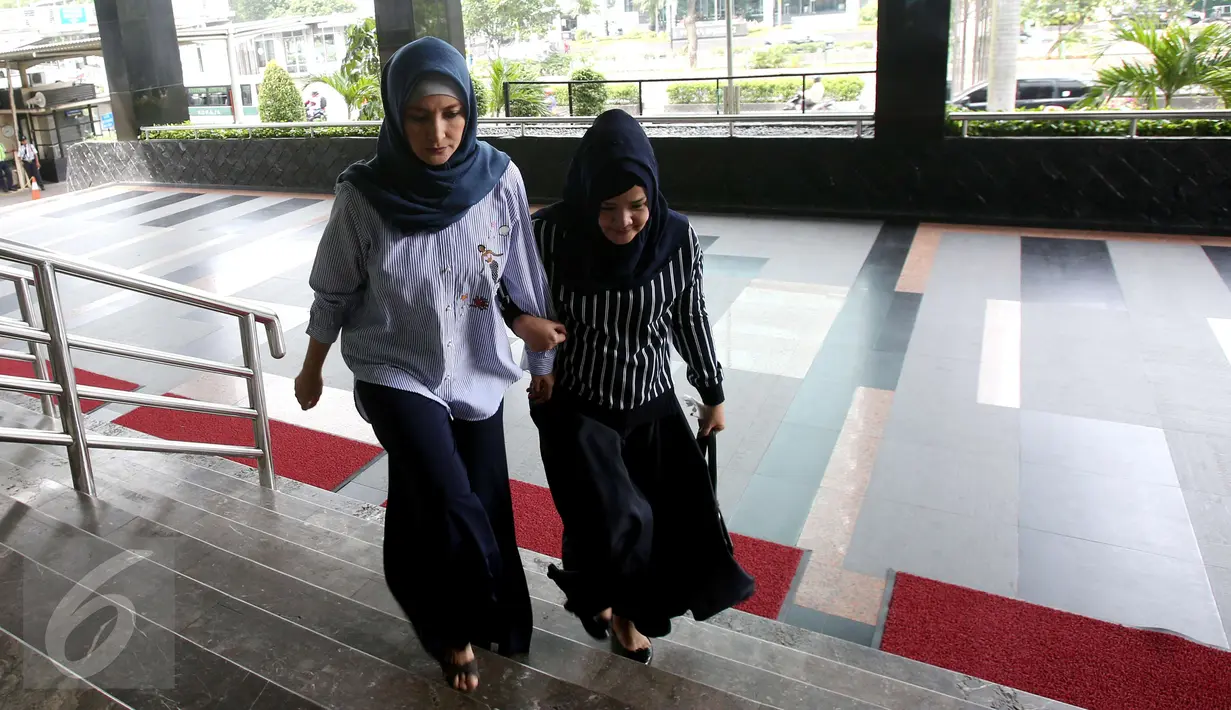 Aktris Inneke Koesherawati ditemani seorang kerabatnya mendatangi Gedung KPK, Jakarta, Kamis (29/12). Inneke Koesherawati datang untuk meminta izin menjenguk suaminya, Fahmi Darmawansyah yang ditahan di Rutan Guntur. (Liputan6.com/Helmi Afandi)