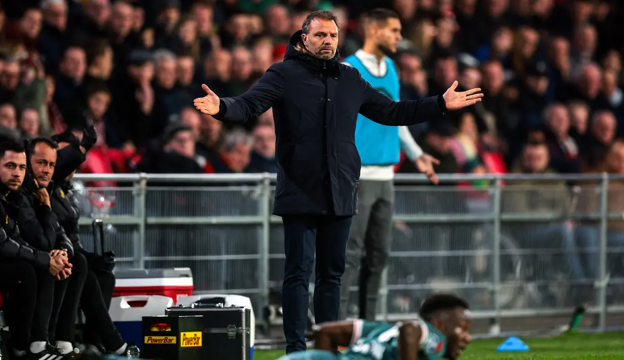 Maurice Steijn ditunjuk menjadi pelatih Sparta Rotterdam menjelang berakhirnya musim 2021/2022 pada 25 April 2022 menggantikan Henk Fraser yang hijrah ke FC Utrecht saat tim tengah berada di zona degradasi. Dengan menyisakan 4 laga, Sparta Rotterdam akhirnya lolos dari ancaman degradasi dengan finis di posisi ke-14. Kini di musim 2022/2023, hingga pekan ke-30 Sparta Rotterdam bercokol di papan atas dengan menghuni posisi ke-5. (AFP/ANP/Jeroen Putmans)