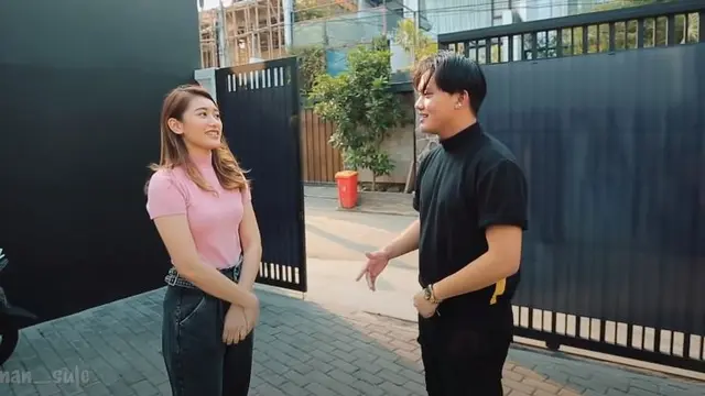 Dijodohkan Ortu, Ini 7 Potret Pertemuan Rizky Febian dan Amanda Caesa