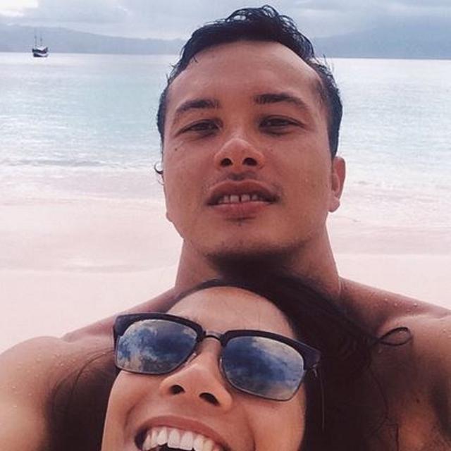 Saat Tara Basro Bersandar Di Dada Nicholas Saputra News Entertainment Fimela Com