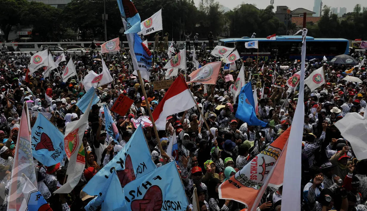 Ribuan guru honorer  dari Persatuan Guru Republik Indonesia (PGRI) menggelar aksi mogok dan unjuk rasa di depan gedung DPR/MPR, Jakarta, Selasa (15/9). Para guru itu menuntut Pemerintah mengangkat mereka menjadi PNS. (Liputan6.com/Johan Tallo)