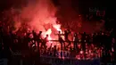 Suporter Persib menyalakan flare usai pertandingan melawan PSM pada laga Piala Presiden di Stadion GBLA, Bandung, Jumat (26/1/2018). Persib takluk 0-1 dari PSM. (Bola.com/M Iqbal Ichsan)