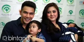 Baru saja dikaruniai bayi laki-laki pada 09 April lalu, Jonathan Frizzy terlihat sangat bahagia dengan bayi yang sangat mirip dengannya itu.