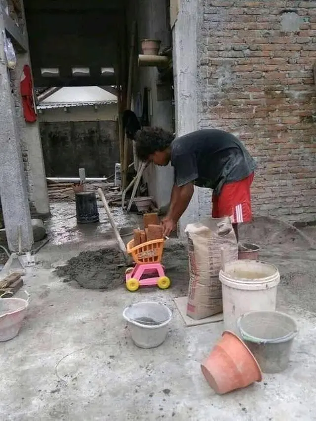 6 Aksi Orang Angkut Batu Bata Ini Bikin Geleng Kepala