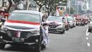 Kendaraan dipasangi atribut Merah Putih saat melakukan pawai Hari Kemerdekaan ke-77 Republik Indonesia (RI) di Jakarta, Rabu (17/8/2022). Pawai tersebut digelar dalam rangka merayakan Hari Kemerdekaan setelah perayaan sempat ditiadakan selama dua tahun akibat pandemi Covid-19. (merdeka.com/Iqbal S Nugroho)
