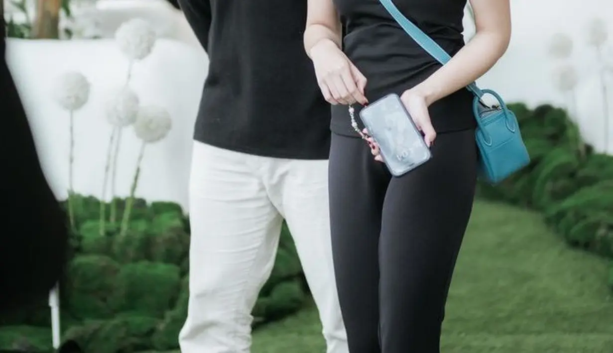 <p>Gaya Aaliyah Massaid dan Thariq Halilintar di Wedding Expo. [@thebridestory]</p>