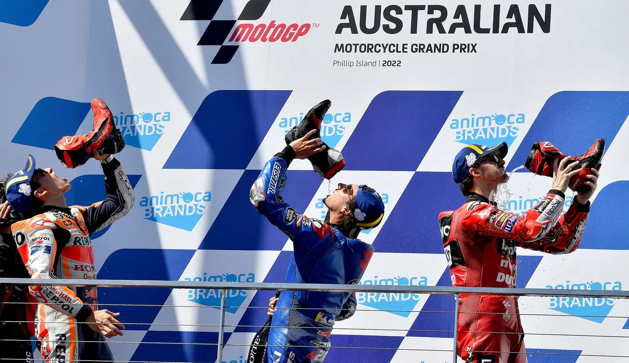 Bagnaia pun harus puas finis di posisi ketiga setalah Marc Marquez dan Alex Rins. Tambahan poin itu membuatnya kini menjadi pemuncak klasemen Juara Dunia MotoGP 2022. Ia kini berselisih 14 poin di dua balapan yang tersisa. (AFP/Paul Crock)