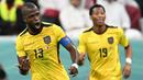 Ekuador sukses memetik tiga poin penuh usai membungkam tuan rumah Qatar dua gol tanpa balas dalam laga pembuka Piala Dunia 2022 yang berlangsung di Al-Bayt Stadium, Qatar, Minggu (20/11/2022) malam WIB. Kapten Ekuador, Enner Valencia menjadi bintang kemenangan dengan mencetak kedua gol dan berujung banyak rekor yang tercipta. (AFP/Raul Arboleda)