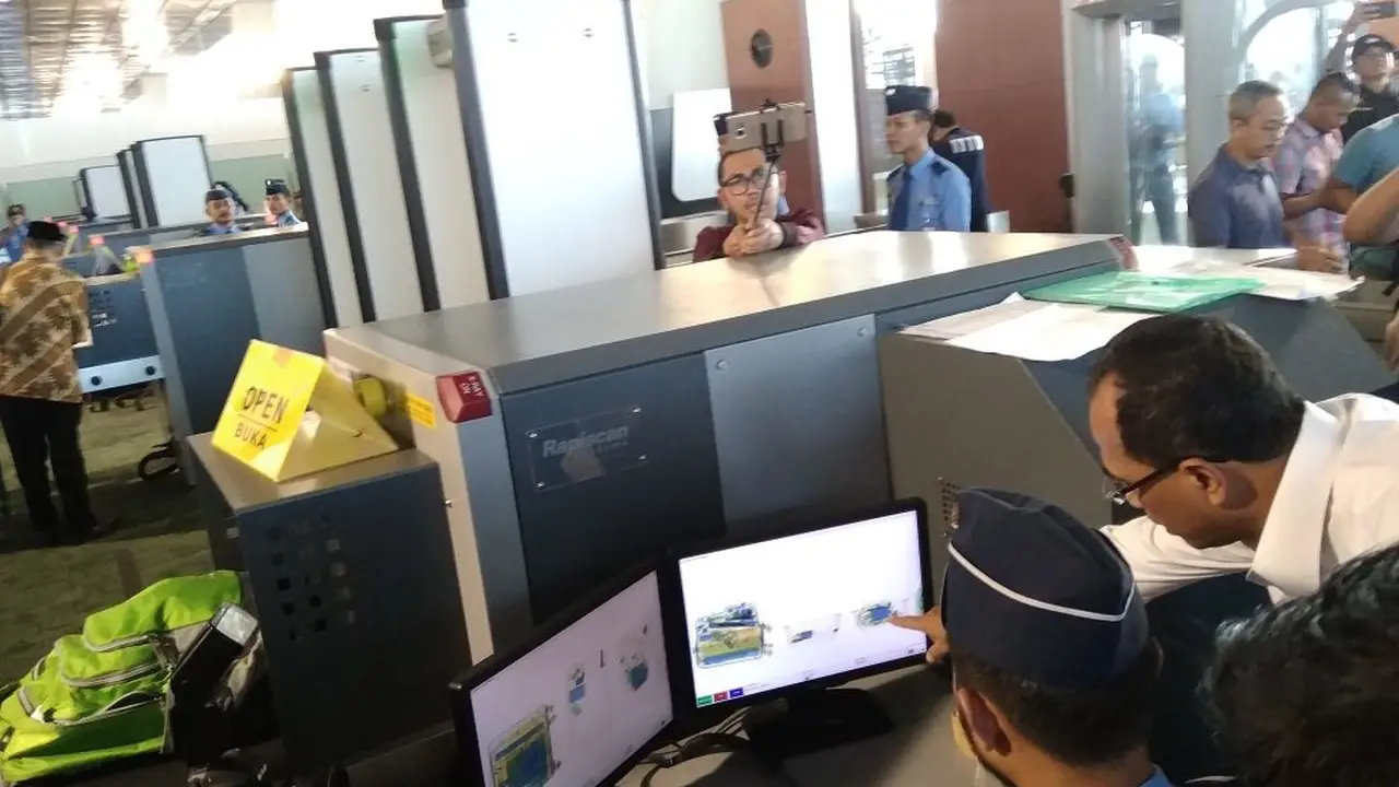 Usai ledakan bom gereja di Surabaya, Jawa Timur, Menhub Budi Karya melakukan sidak di Bandara Soekarno Hatta pada Minggu (13/5/2018).(Liputan6.com/Pramita Tristiawati)