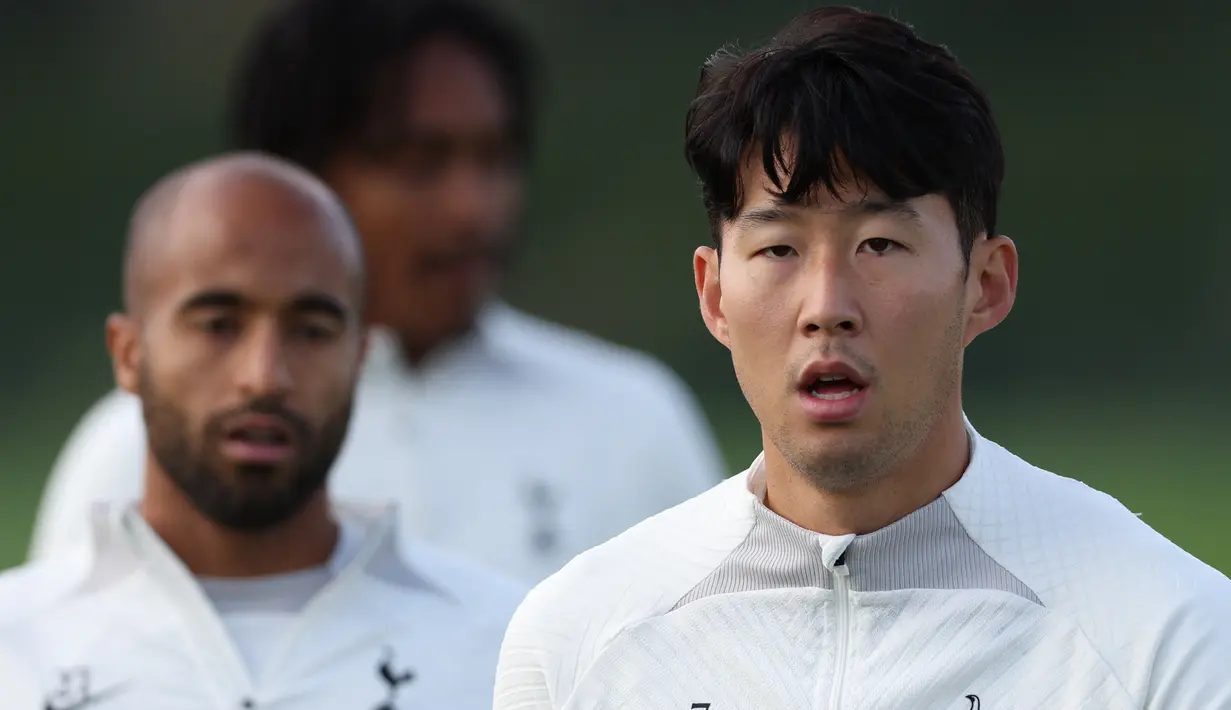 Striker Tottenham Hotspur, Son Heung-Min (kanan) mengambil bagian dalam sesi latihan tim di Tottenham Hotspur Football Club Training Ground di London utara pada 31 Oktober 2022. Tottenham akan bertanding melawan Marseille pada pertandingan lanjutan Grup D Liga Champions di Stade Velodrome pada Rabu, 2 November 2022, jam 03:00 WIB. (AFP/Adrian Dennis)