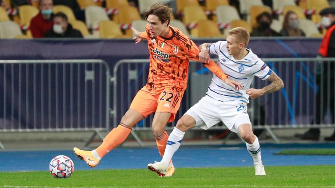 Penyerang sayap Juventus, Federico Chiesa berebut bola dengan pemain Dynamo Kiev, Vitaliy Buyalskyi pada laga pembuka penyisihan Grup G Liga Champions di Stadion NSK Olimpiyskiy, Rabu (21/10/2020) dinihari WIB. Juventus menang 2-0 atas tuan rumah Dynamo Kiev. (Valentyn Ogirenko/Pool via AP)