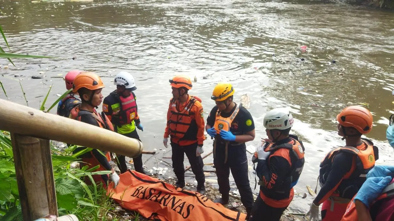 Korban hanyut di Sungai Ciliwung kawasan Lenteng Agung, Jagakarsa, Jakarta Selatan, bernama Satrio Rifano Ari (11), ditemukan