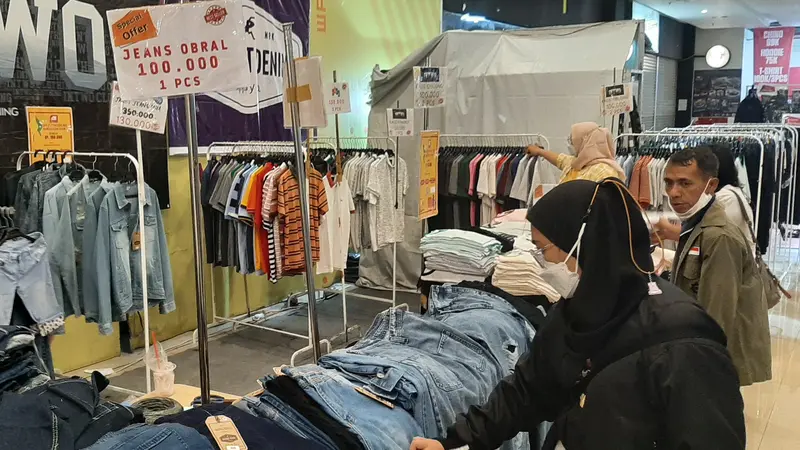 Salah satu clothingan lokal yang kembali melakukan penjualan melalui offline, yakni JakCloth.