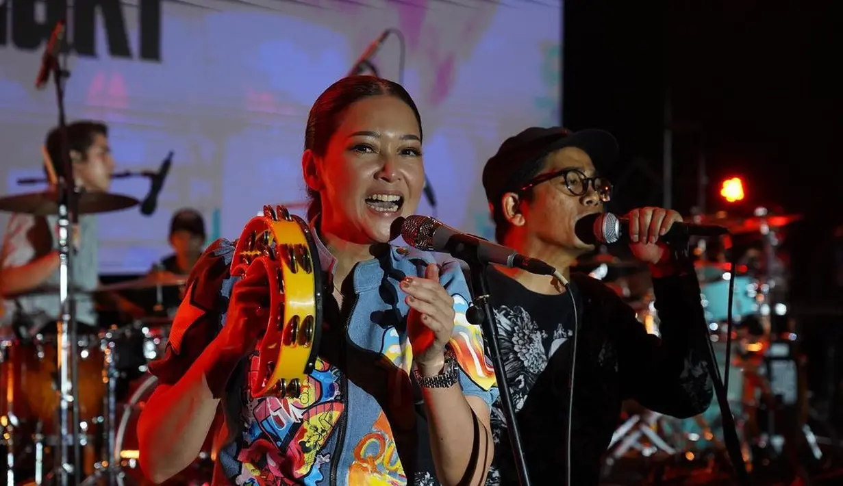 Lucky Laki mengiringi penampilan sang ibunda. (Foto: Instagram/ elelrumi)