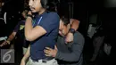 Petugas membawa Harry Ray Sanjaya saat KPK dan Polda Metro Jaya menggelar konferensi pers di KPK, Jakarta, Jumat (22/7). Harry ditangkap karena mengaku sebagai anggota KPK dan telah menipu seorang anggota DPRD Medan. (Liputan6.com/Helmi Afandi)