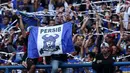 Suporter tim Maung Bandung membentangkan bendera saat menyaksikan laga antara Persib melawan Sriwijaya FC di laga pembuka Piala Presiden 2018 di Stadion GBLA, Bandung, Selasa (16/1). Persib unggul 1-0. (Liputan6.com/Helmi Fithriansyah)