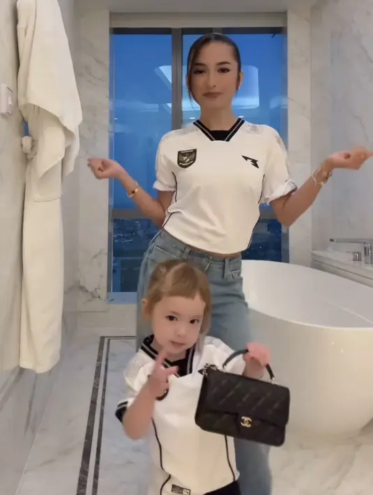 <p>Kamari juga tampil dengan Jersey putih sambil membawa tas Chanel hitam. Rambut blondenya pun menggemaskan dengan gaya rambut ponytail dan poni depannya. [@jennifercoppenreal20]</p>