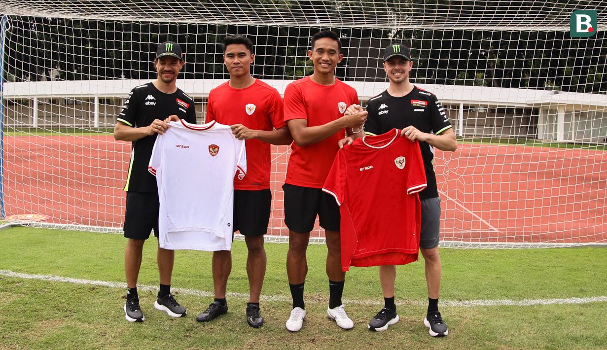 Pembalab Pertamina Enduro VR46 Racing Team, Fabio Di Giannantonio dan Franco Morbidelli diberikan jersey Timnas Indonesia oleh Muhammad Ferrari dan Rizky Ridho (tengah) dalam acara football challenge Pembalap Pertamina Enduro di Stadion Madya, Senayan, Jakarta pada Jumat, (24/1/2025). (Bola.com/Abdul Aziz)