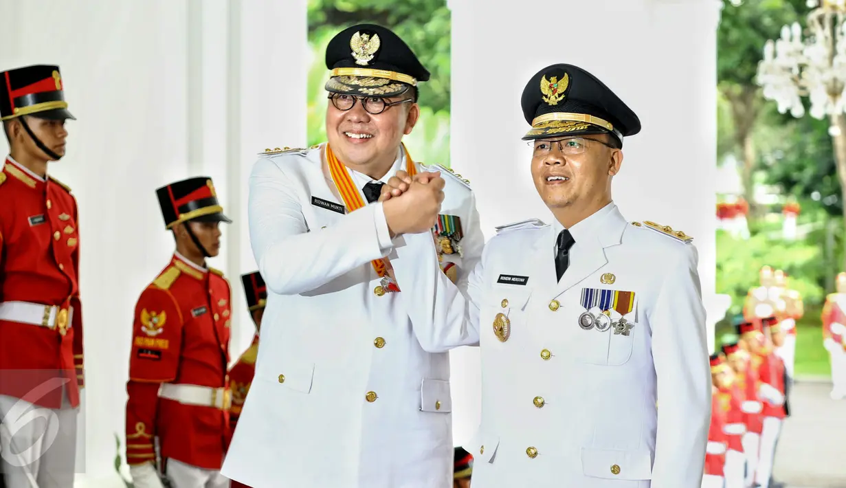 Gubernur Bengkulu, Ridwan Mukti dan wakilnya Rohidin Mersyah berpose saat acara pelantikan gubernur dan wakil gubernur masa jabatan tahun 2016-2021 di Istana Merdeka, Jakarta, Jumat (12/2 ).(Liputan6.com/Faizal Fanani)