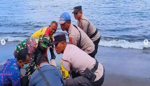 Polisi mengevakuasi turis Australia yang meninggal saat menyelam di perairan Tulamben, Bali. (dok. Tangkapan layar Instagram @polsekkubu_/https://www.instagram.com/p/DS4ZPEsEvct/?img_index=1/Dinny Mutiah)