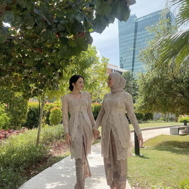 6 Potret Enzy Storia Jadi Bridesmaid di Pernikahan Furry Citra, Didoakan Menyusul