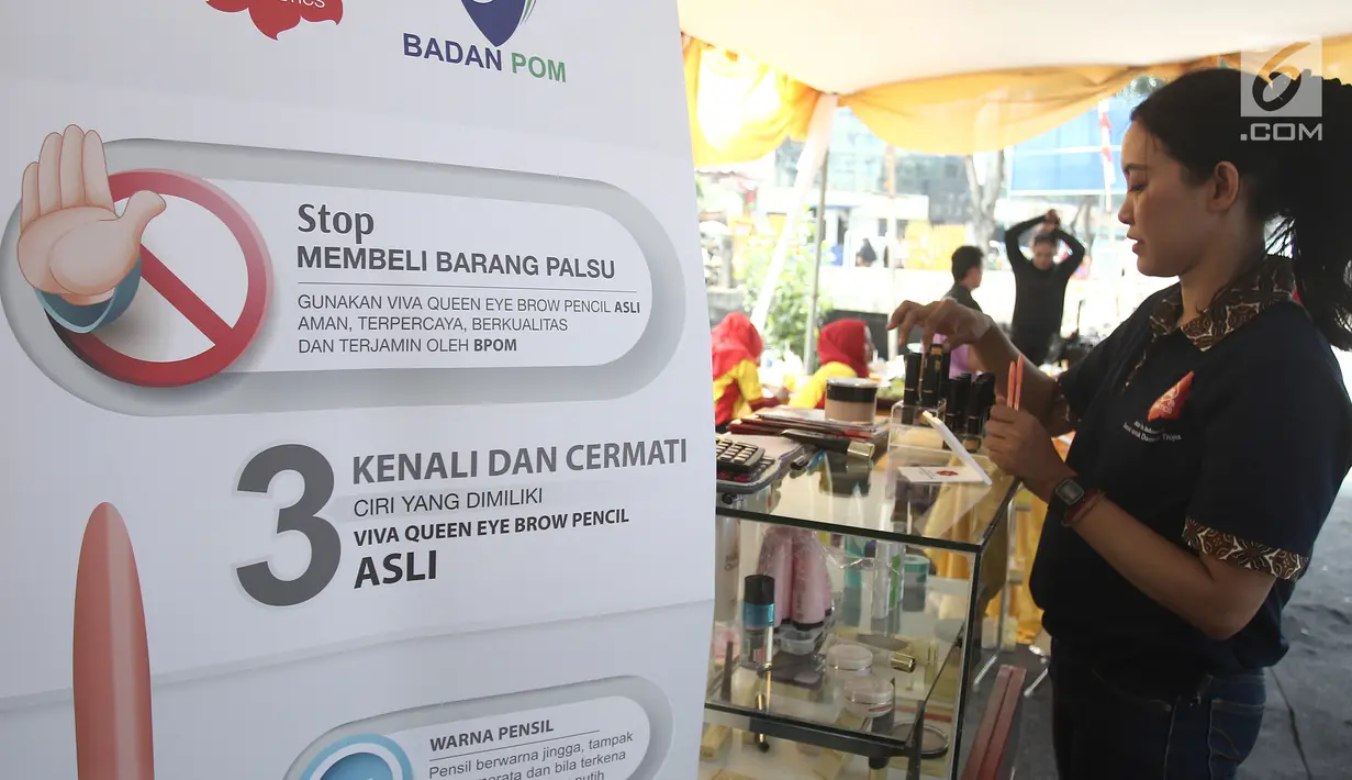 Petugas menunjukkan kosmetik saat kampanye Cerdas Memilih dan Menggunakan Kosmetik Aman dan Bermutu di Jakarta, Sabtu (24/11). Kampanye ini diselenggarakan oleh BPOM yang bekerja sama dengan lintas sektor. (Liputan6.com/Herman Zakharia)