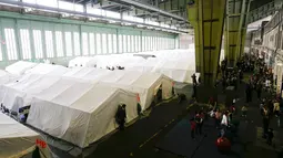 Pemandangan sejumlah tenda yang didirikan bagi para migran di dalam hanggar bekas bandara Tempelhof di Berlin, Jerman, Rabu (9/12/2015). Jerman menerima satu juta migran dari beberapa negara yang sedang dilanda perang. (REUTERS/Fabrizio Bensch)