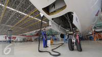 Teknisi melakukan perawatan pesawat di hanggar terbesar di dunia milik PT Garuda Maintenance Facility di area Bandara Soekarno-Hatta, Tangerang, Senin (28/9). Pembangunan hanggar ini menelan biaya puluhan juta dolar AS.(Liputan6.com/Angga Yuniar)