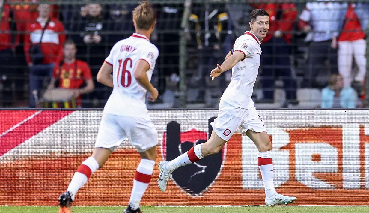 Robert Lewandowski menjadi pencetak gol pertama dan satu-satunya bagi Polandia di laga tersebut. Berawal dari umpan terobosan lob Sebastian Szymanski, Lewandowski yang sebenarnya tidak di posisi ideal berhasil menyentuh bola dengan kaki kirinya melewati kiper Simon Mignolet. (AFP/Kenzo Tribouillard)
