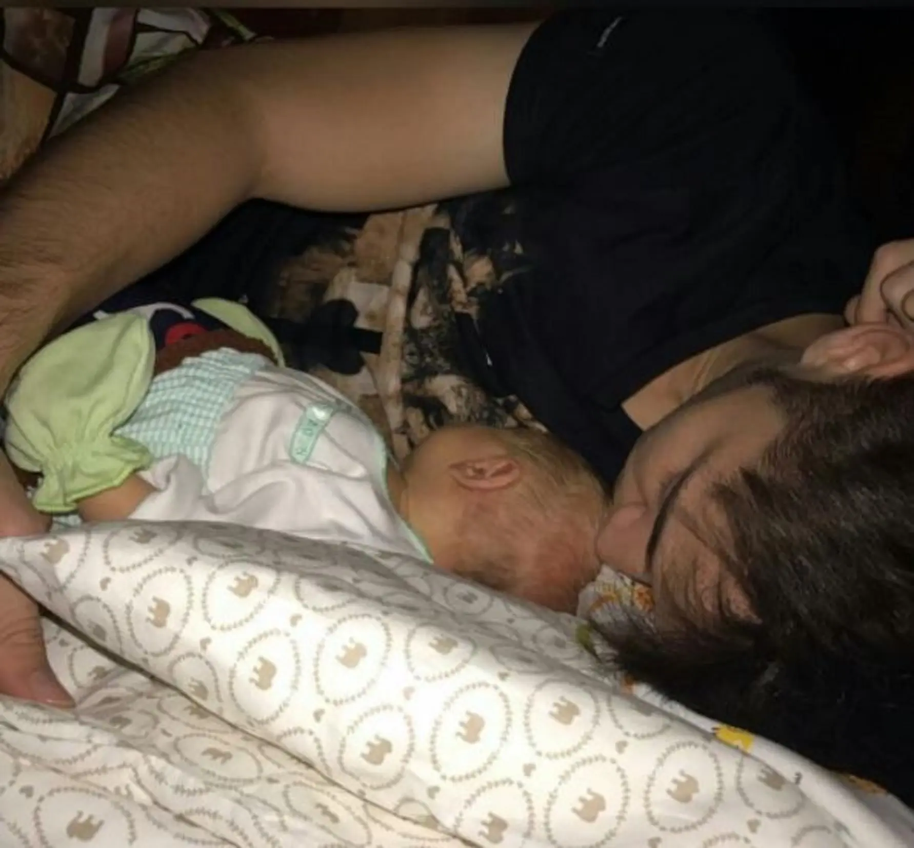 Stefan William sedang tidur bersama jagoan kecilnya (Instagram/@stefanwilliampicture)