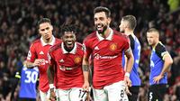 Manchester United melibas Tottenham Hotspur 2-0 pada pekan ke-12 Liga Inggris 2022/2023 di Old Trafford, Kamis (20/10/2022). Dua gol dicetak Fred dan Bruno Fernandes. (AFP/Oli Scarff)