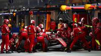 Lewis Hamilton dari Inggris Raya, yang mengemudikan (44) Scuderia Ferrari SF-25, melakukan pitstop selama Grand Prix F1 Las Vegas di Sirkuit Las Vegas Strip pada 22 November 2025 di Las Vegas, Nevada. (Peter Fox/Getty Images via AFP)