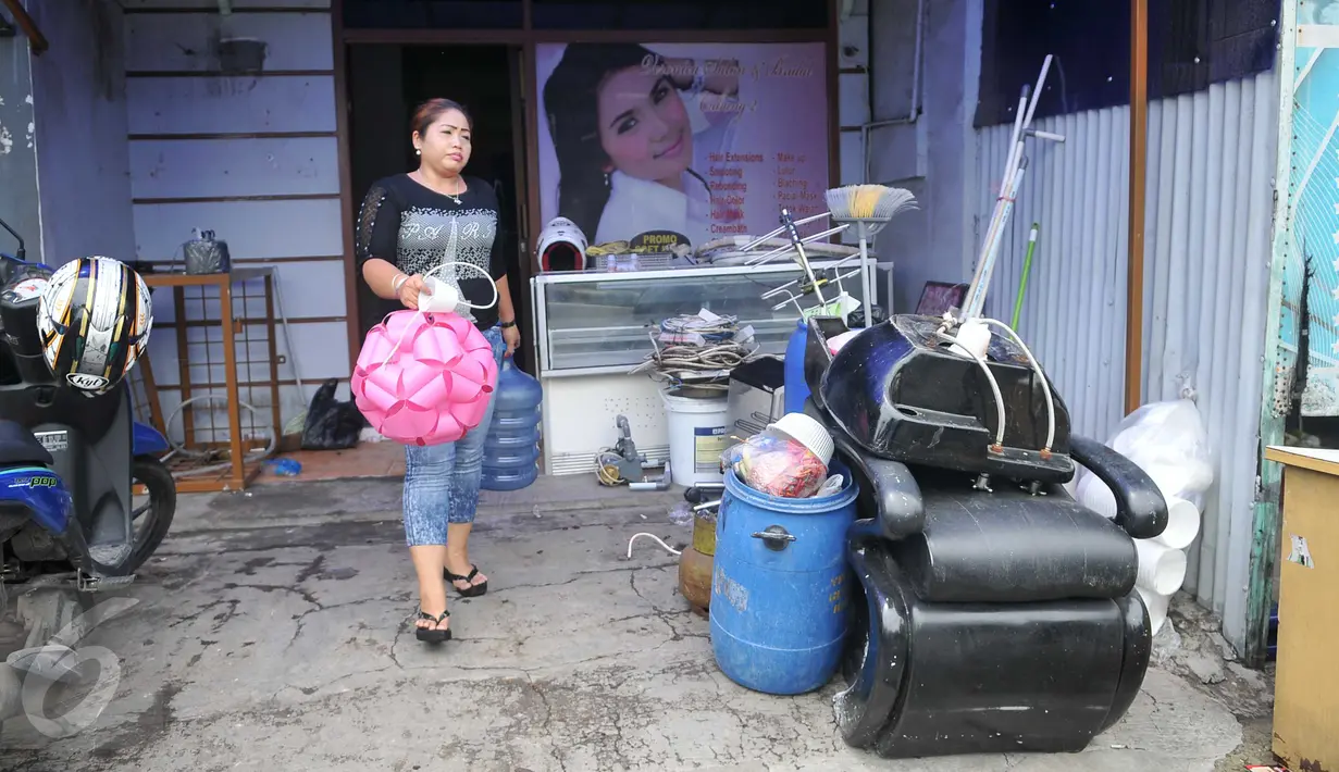 Warga mengemasi perabotan miliknya di salah satu salon di kawasan Kalijodo, Jakarta, Kamis (25/2). Hari ini, surat peringatan kedua (SP2) untuk mengosongkan/membongkar sendiri bangunan sudah terpasang di kawasan tersebut. (Lputan6.com/Gempur M Surya)